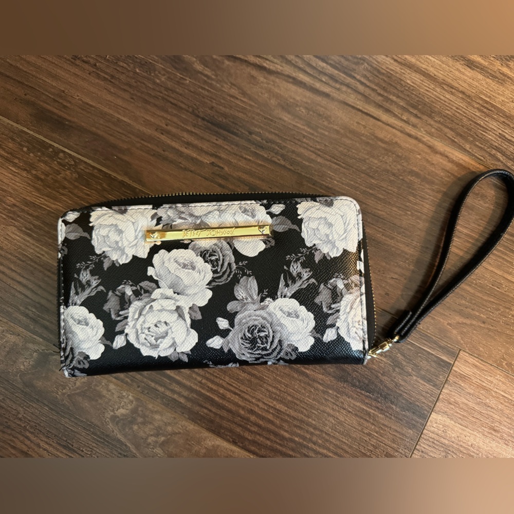 BETSEY JOHNSON BLACK AND WHITE FLORAL WRISTLET ZIP AROUND WALLET